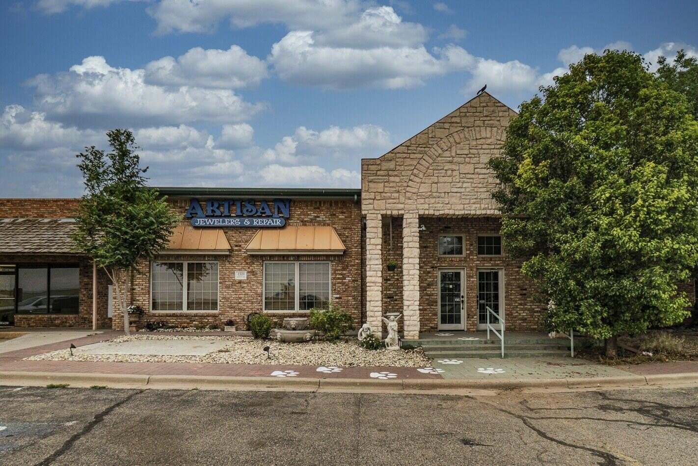 Versatile Commercial/Residential Property in Plainview