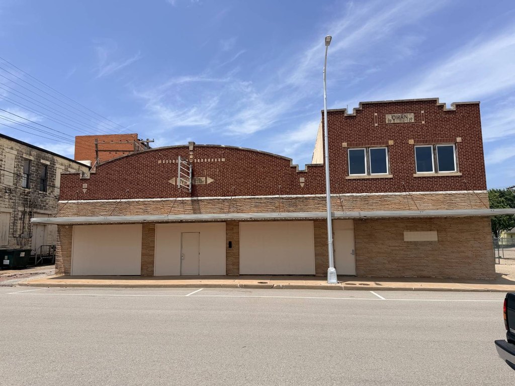 114 Oklahoma Ave, Blackwell, OK 74631-2239