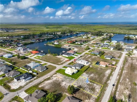 Residential Land in Cape Coral