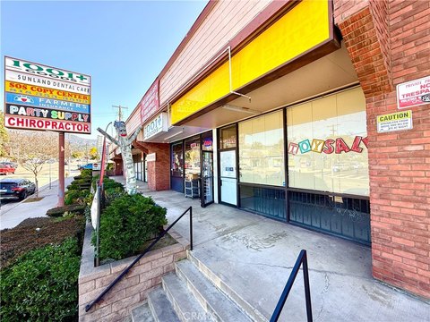 Front-Facing End Unit Retail/Office
