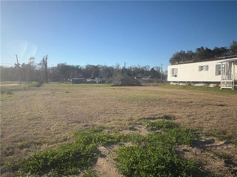 Spacious Lot in St. Bernard