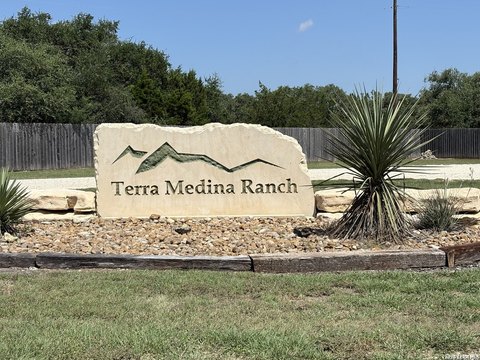 LAND - Dhanis, TX