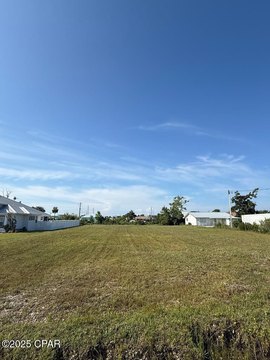 Large Lot Near Beach