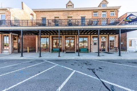 Mixed-Use Restaurant with Apartments