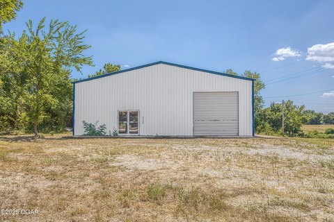 Commercial Building Near Carl Junction