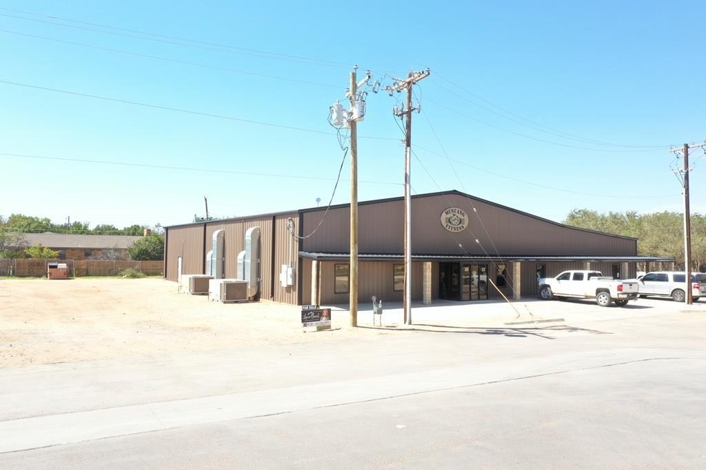 Versatile Building Near Main Street