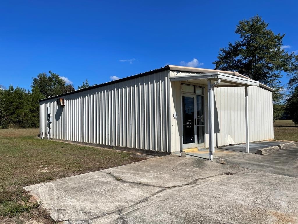 Commercial Building on Corner Lot