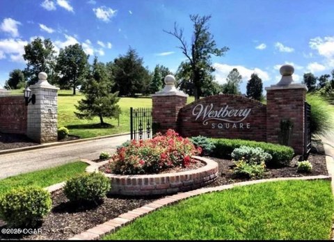 Residential Land in Exclusive Neighborhood