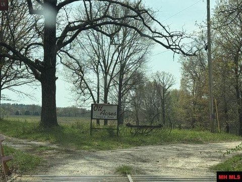 128-Acre Cattle Farm in Yellville