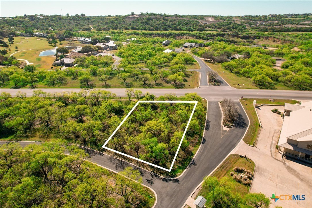 Spacious Lot in Horseshoe Bay