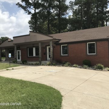 Prime Commercial Building For Lease