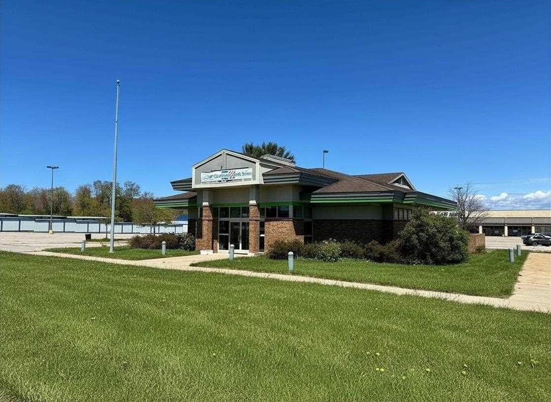 High-Visibility Commercial Building in Charlevoix