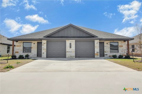 Modern Duplex Near Fort Cavazos