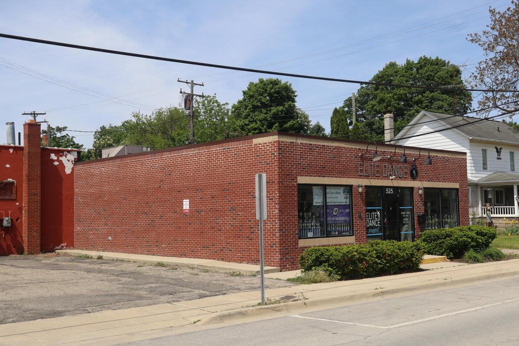 525 Saginaw St, Lapeer, MI 48446-2337
