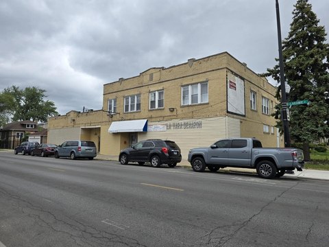 Mixed-Use Building in Belmont Cragin