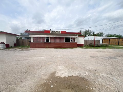 Restaurant Property with High Visibility