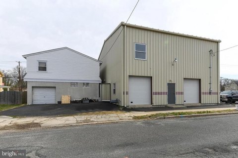 Warehouse Building with Optional Split Units