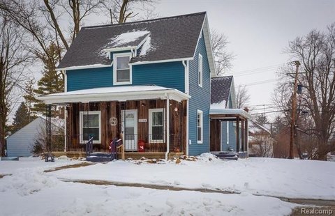 Updated Farmhouse in Downtown Marlette