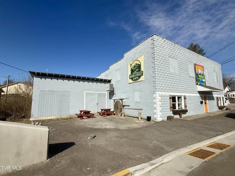 COMMERCIAL - Sneedville, TN