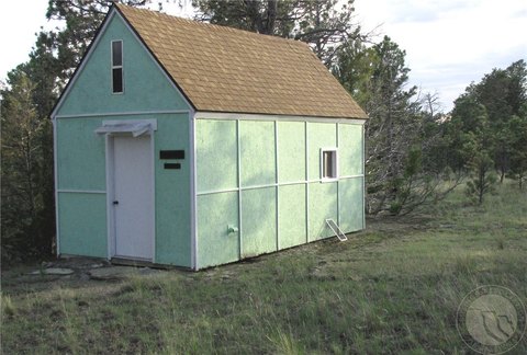 Roundup, MT Wooded Escape