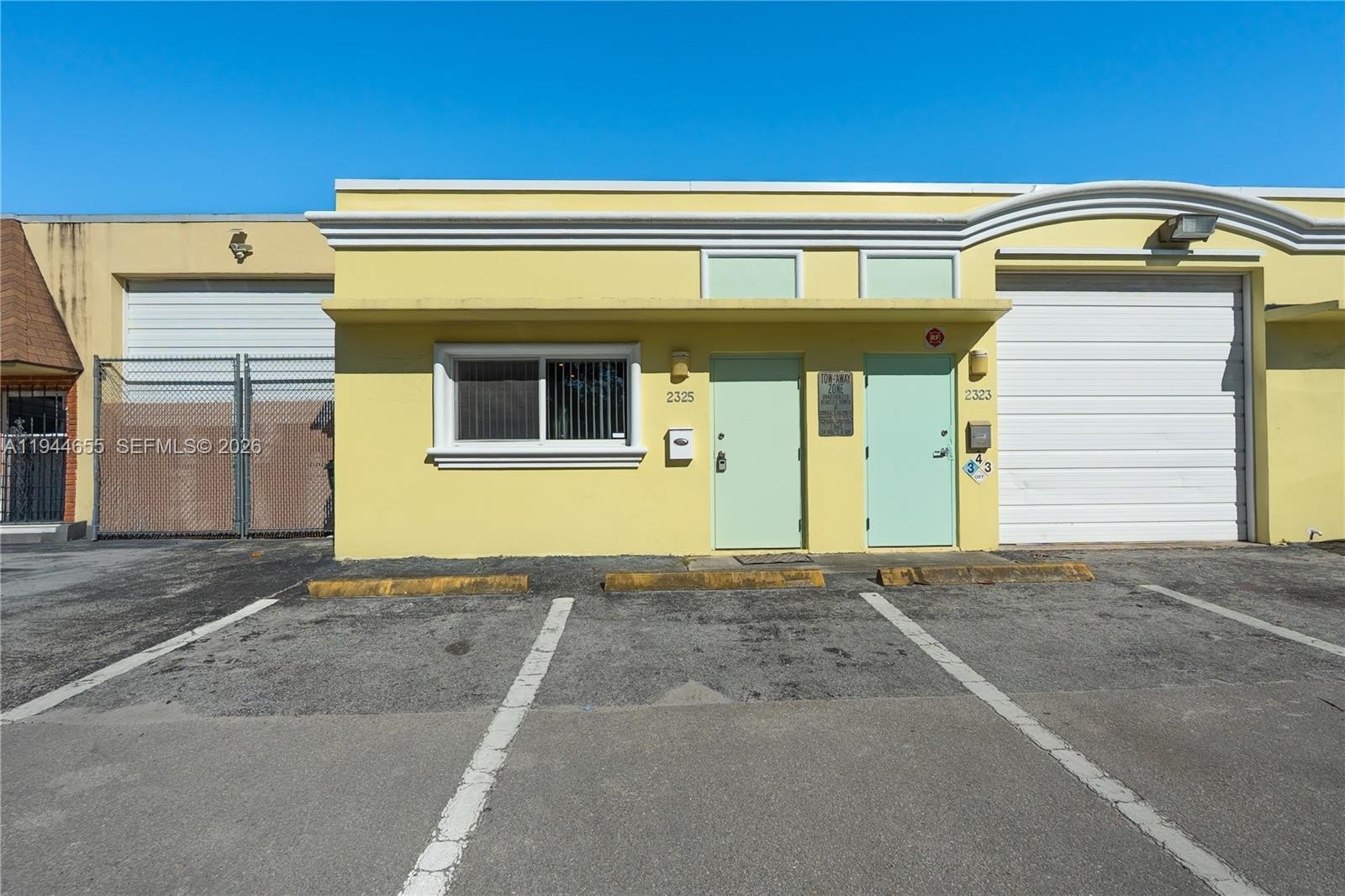 Oakland Park Showroom-Warehouse For Rent