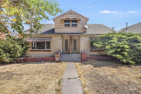 Duplex with Shared Fenced Backyards