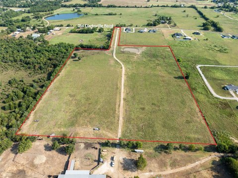 Land, Paris, TX