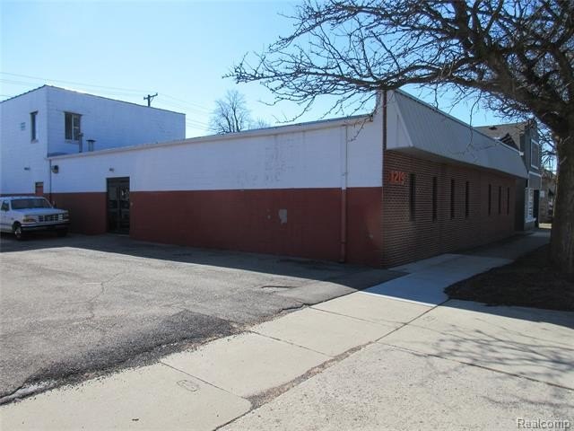 Versatile Commercial Property in Wyandotte