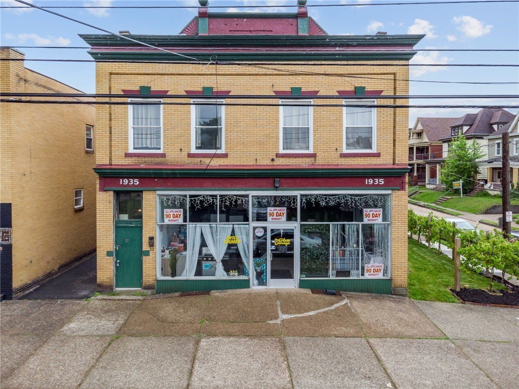 Mixed-Use Building in Crafton