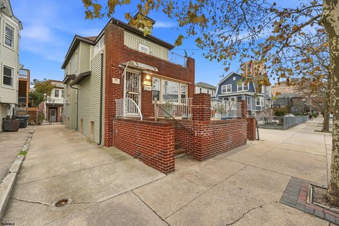 Versatile Multifamily Property Near Beach