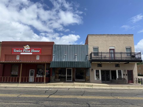 Commercial Building in Downtown Linden
