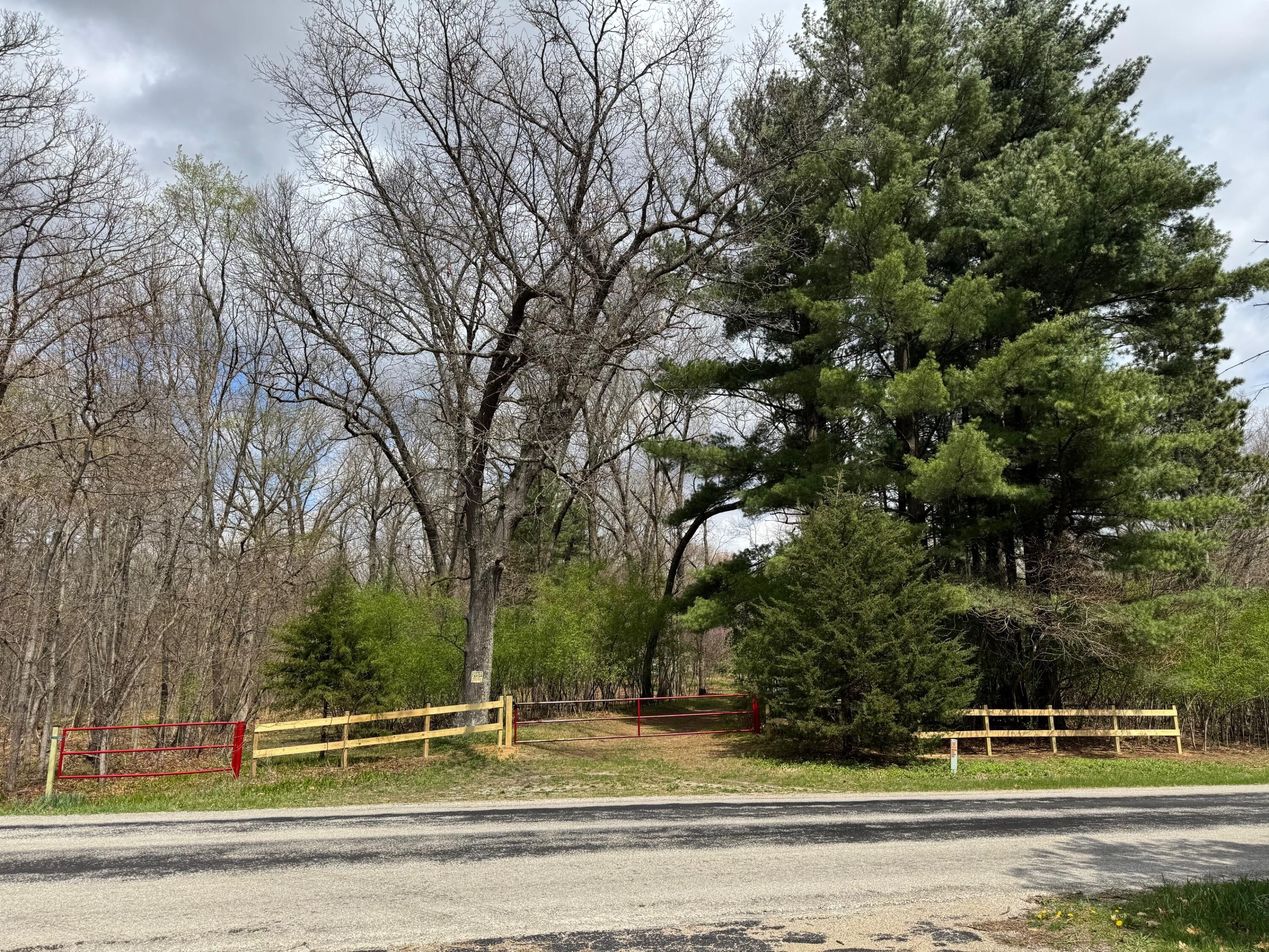 40 Acres with Water Features