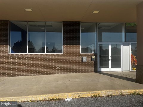 Spacious End Cap Retail Opportunity