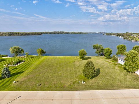 LAND, Lake Park, IA