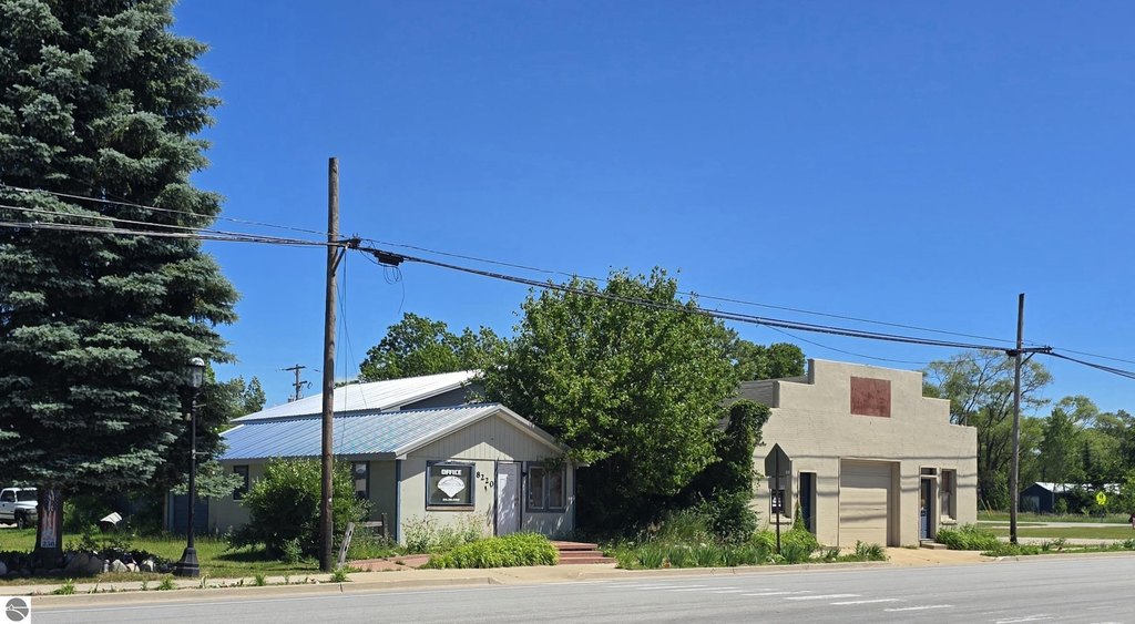 8222 NW Rapid City Rd, Rapid City, MI 49676
