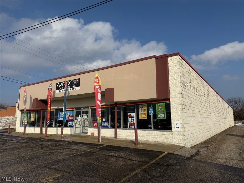 High-Visibility Showroom Retail Building