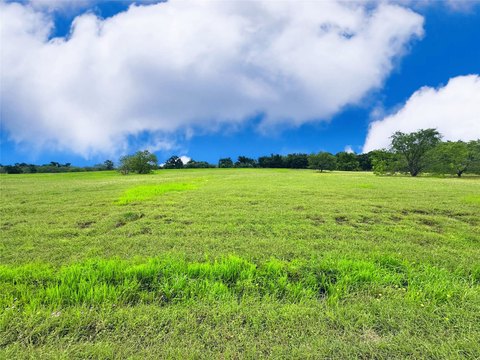 Lake View Acreage in Streetman