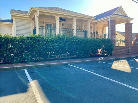 Versatile Mixed-Use Commercial Property