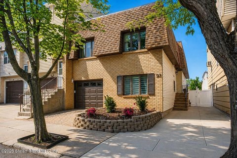 SINGLE_FAMILY - Colonial - Staten Island, NY