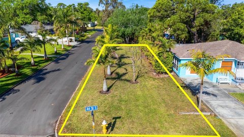 Residential Land in Gulfport, FL