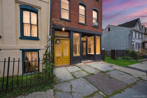 Mixed-Use Building in Historic District