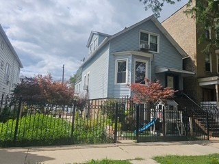 Chicago Multifamily Property with Oversized Lot