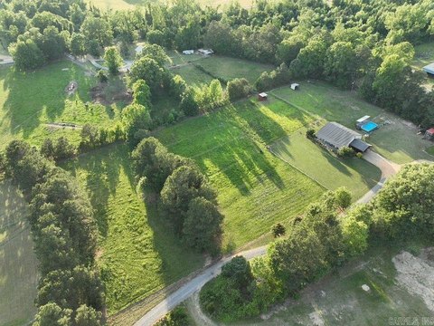 Barndominium on Well-Maintained Acreage