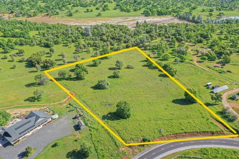 Land with Sweeping Views