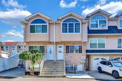 Updated Duplex Townhouse in Oakwood
