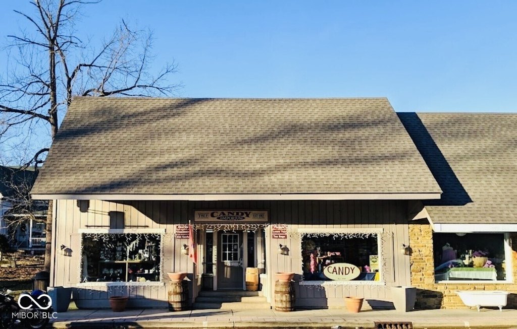 58 Main St, Nashville, IN 47448-7047