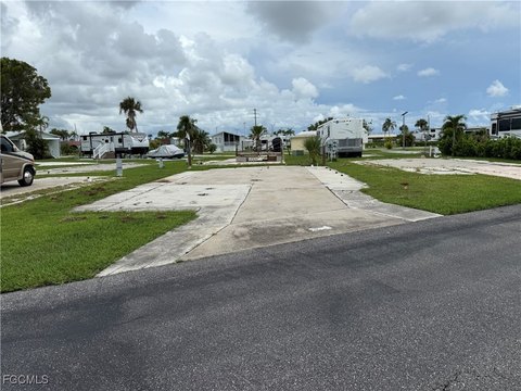 RV/Mobile Home Lot in Community