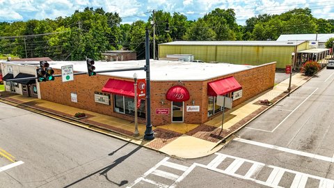 Prime Commercial Building in Guin