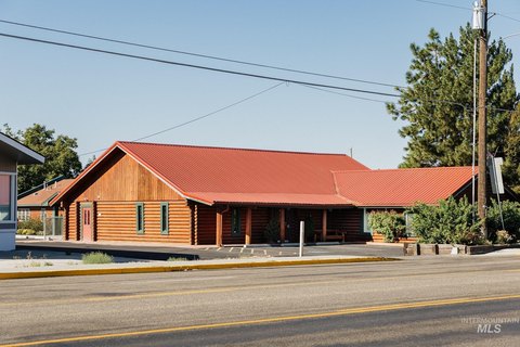 Veterinary Clinic and Grooming Facility