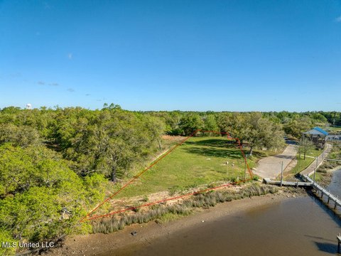 Waterfront Lot with Unmatched Amenities